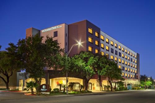 DoubleTree by Hilton San Antonio Downtown allows 18 year olds to book a room in San Antonio