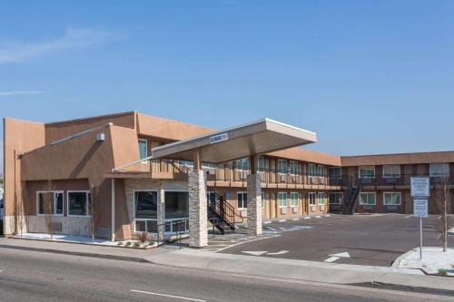 Days Inn by Wyndham Yosemite Area allows 18 year olds to book a room in Fresno