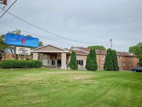 Motel 6 Rockford, Il allows 18 year olds to book a room in Rockford