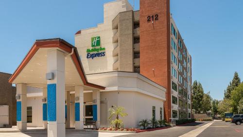 Holiday Inn Express Fullerton-Anaheim, an IHG Hotel allows 18 year olds to book a room in Fullerton