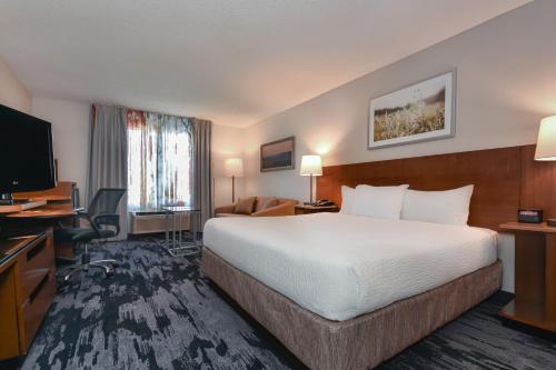 Fairfield Inn by Marriott Columbia Northwest / Harbison allows 18 year olds to book a room in Columbia