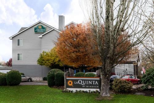 La Quinta by Wyndham Eugene allows 18 year olds to book a room in Eugene