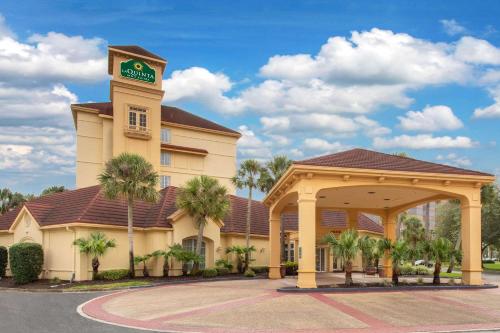 La Quinta by Wyndham Jacksonville Butler Blvd allows 18 year olds to book a room in Jacksonville