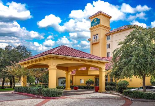 La Quinta by Wyndham Dallas North Central allows 18 year olds to book a room in Dallas