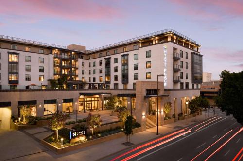 Hyatt Place Pasadena allows 18 year olds to book a room in Pasadena