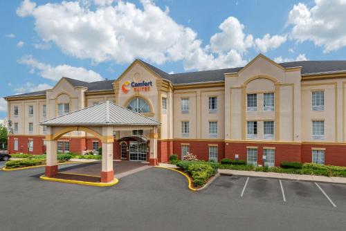 Comfort Suites Newark - Harrison allows 18 year olds to book a room in Newark