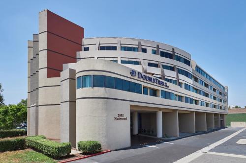 Doubletree By Hilton Fullerton allows 18 year olds to book a room in Fullerton