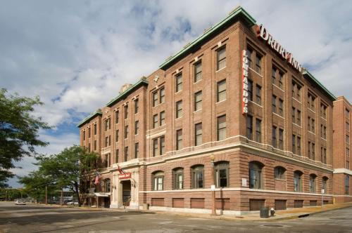 Drury Inn St. Louis Union Station allows 18 year olds to book a room in St. Louis