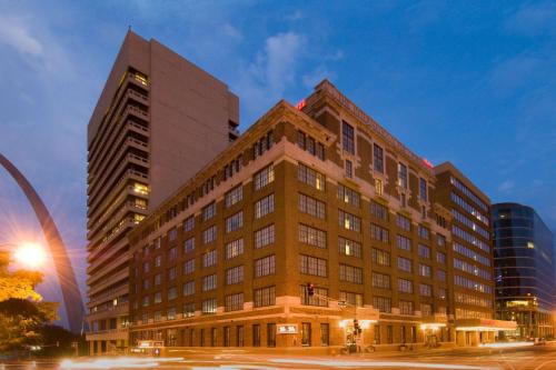 Drury Plaza St. Louis at the Arch allows 18 year olds to book a room in St. Louis