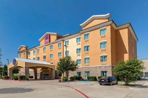 Comfort Suites Plano - Dallas North allows 18 year olds to book a room in Plano