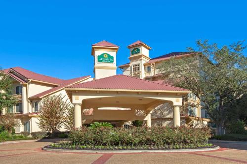 La Quinta by Wyndham Houston Galleria Area allows 18 year olds to book a room in Houston