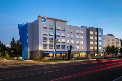 Tru By Hilton Eugene, Or allows 18 year olds to book a room in Eugene