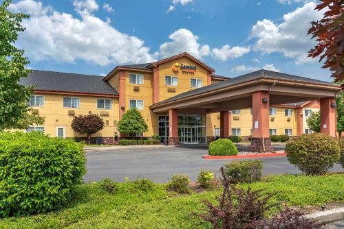 Comfort Suites allows 18 year olds to book a room in Salem