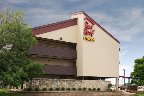 Red Roof Inn PLUS+ Chicago - Naperville allows 18 year olds to book a room in Naperville