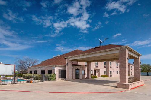 Red Roof Inn Fort Worth - Saginaw allows 18 year olds to book a room in Fort Worth