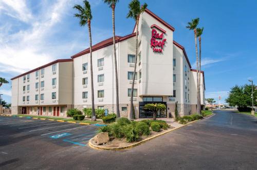 Red Roof Inn Laredo allows 18 year olds to book a room in Laredo