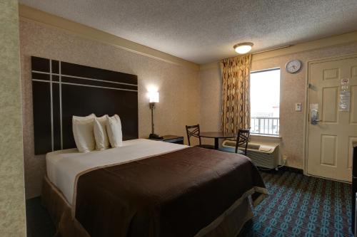 Deluxe Inn - Fayetteville I-95 allows 18 year olds to book a room in Fayetteville