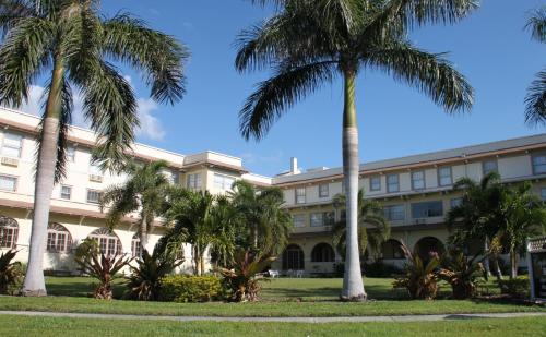 Crystal Bay Historic Hotel allows 18 year olds to book a room in St. Petersburg