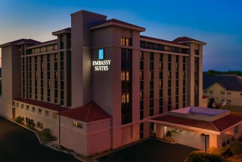 Embassy Suites Dallas - Park Central Area allows 18 year olds to book a room in Dallas