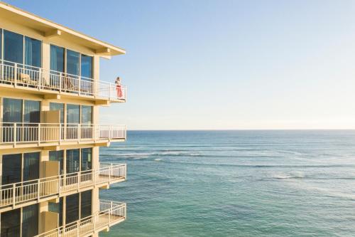 Kaimana Beach Hotel allows 18 year olds to book a room in Honolulu 