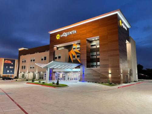 La Quinta Inn & Suites by Wyndham Dallas/Fairpark allows 18 year olds to book a room in Dallas