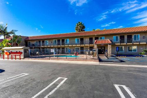 Econo Lodge Inn & Suites Escondido Downtown allows 18 year olds to book a room in Escondido