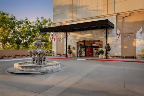 DoubleTree by Hilton Santa Ana - Orange County Airport allows 18 year olds to book a room in Santa Ana