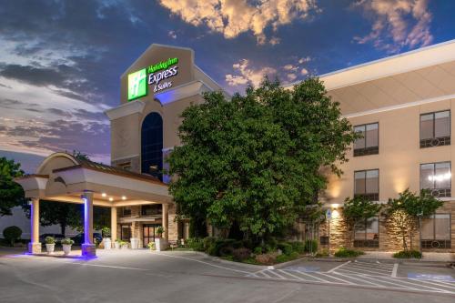 Holiday Inn Express Arlington Interstate 20 Parks Mall, an IHG Hotel allows 18 year olds to book a room in Arlington