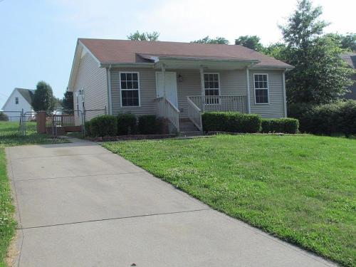 Beautiful cul-de-sac home!!! with a FENCED IN YARD! allows 18 year olds to book a room in Clarksville