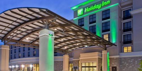 Holiday Inn Glendale - Stadium & Ent Dist allows 18 year olds to book a room in Glendale