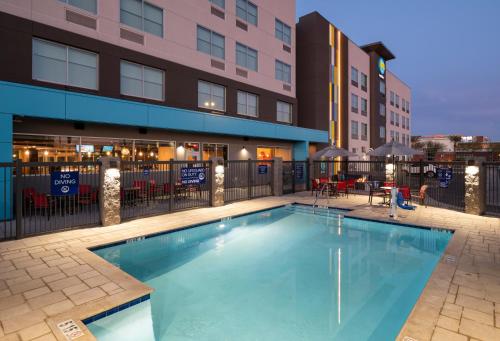 Tru By Hilton Phoenix Glendale Westgate allows 18 year olds to book a room in Glendale