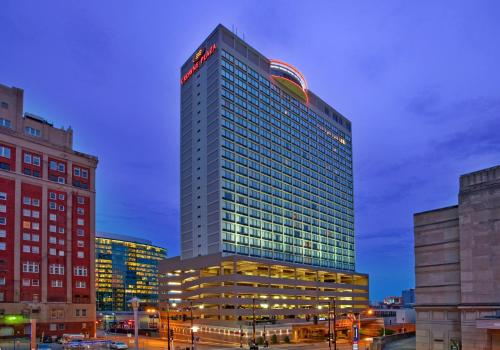 Crowne Plaza Kansas City Downtown, an IHG Hotel allows 18 year olds to book a room in Kansas City