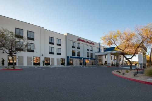 Hampton Inn & Suites Las Vegas-Henderson allows 18 year olds to book a room in Henderson