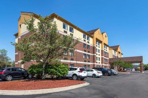 Comfort Inn Warren allows 18 year olds to book a room in Warren