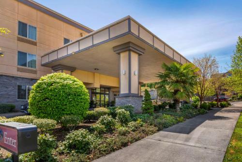 Comfort Suites Eugene allows 18 year olds to book a room in Eugene