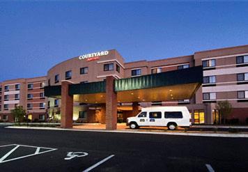 Courtyard By Marriott Sioux Falls allows 18 year olds to book a room in Sioux Falls