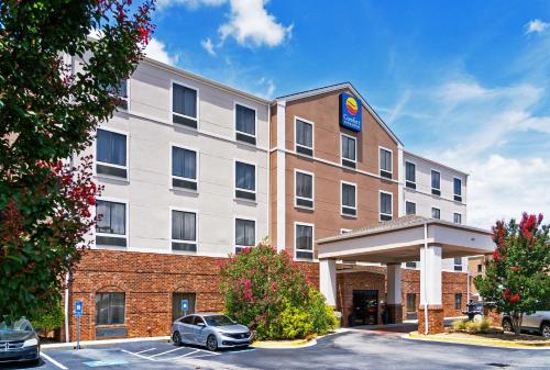 Comfort Inn & Suites - Fort Gordon allows 18 year olds to book a room in Augusta