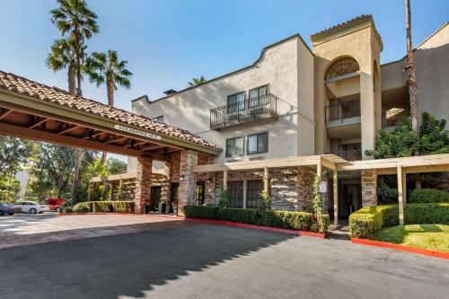 Comfort Inn & Suites Orange County John Wayne Airport allows 18 year olds to book a room in Santa Ana