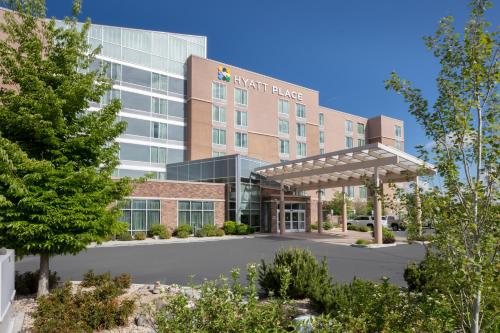 Hyatt Place Reno/Tahoe Airport allows 18 year olds to book a room in Reno