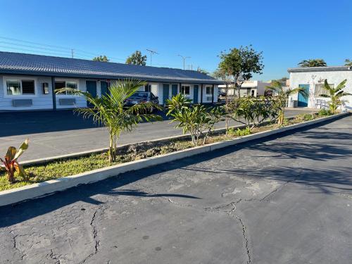 La Casa Motel, Garden Grove - Anaheim allows 18 year olds to book a room in Garden Grove