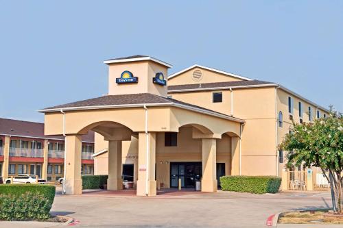 Days Inn by Wyndham Dallas Garland West allows 18 year olds to book a room in Garland