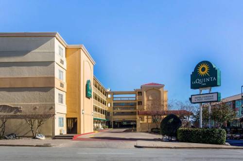 La Quinta Inn by Wyndham Austin Capitol / Downtown allows 18 year olds to book a room in Austin