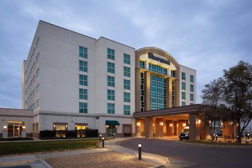 Sheraton Sioux Falls & Convention Center allows 18 year olds to book a room in Sioux Falls