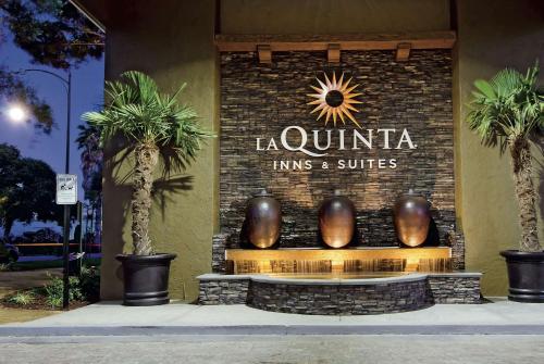 La Quinta by Wyndham San Jose Airport allows 18 year olds to book a room in San Jose