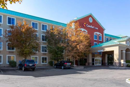 Comfort Inn West Valley - Salt Lake City South allows 18 year olds to book a room in West Valley City