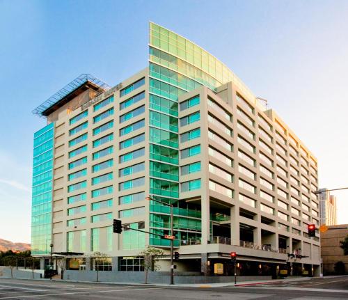 Embassy Suites Los Angeles Glendale allows 18 year olds to book a room in Glendale