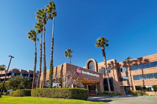 Best Western Plus Meridian Inn & Suites, Anaheim-Orange allows 18 year olds to book a room in Orange