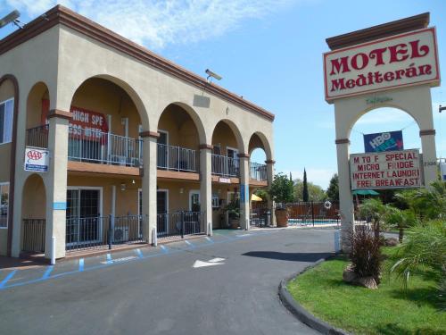 Motel Mediteran allows 18 year olds to book a room in Escondido