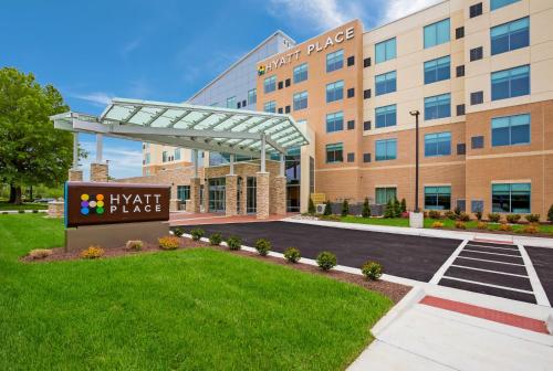 Hyatt Place Hampton Convention Center allows 18 year olds to book a room in Hampton