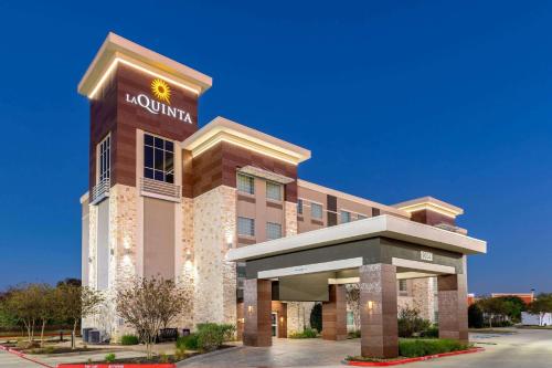 La Quinta by Wyndham Houston NW Beltway8/WestRD allows 18 year olds to book a room in Houston